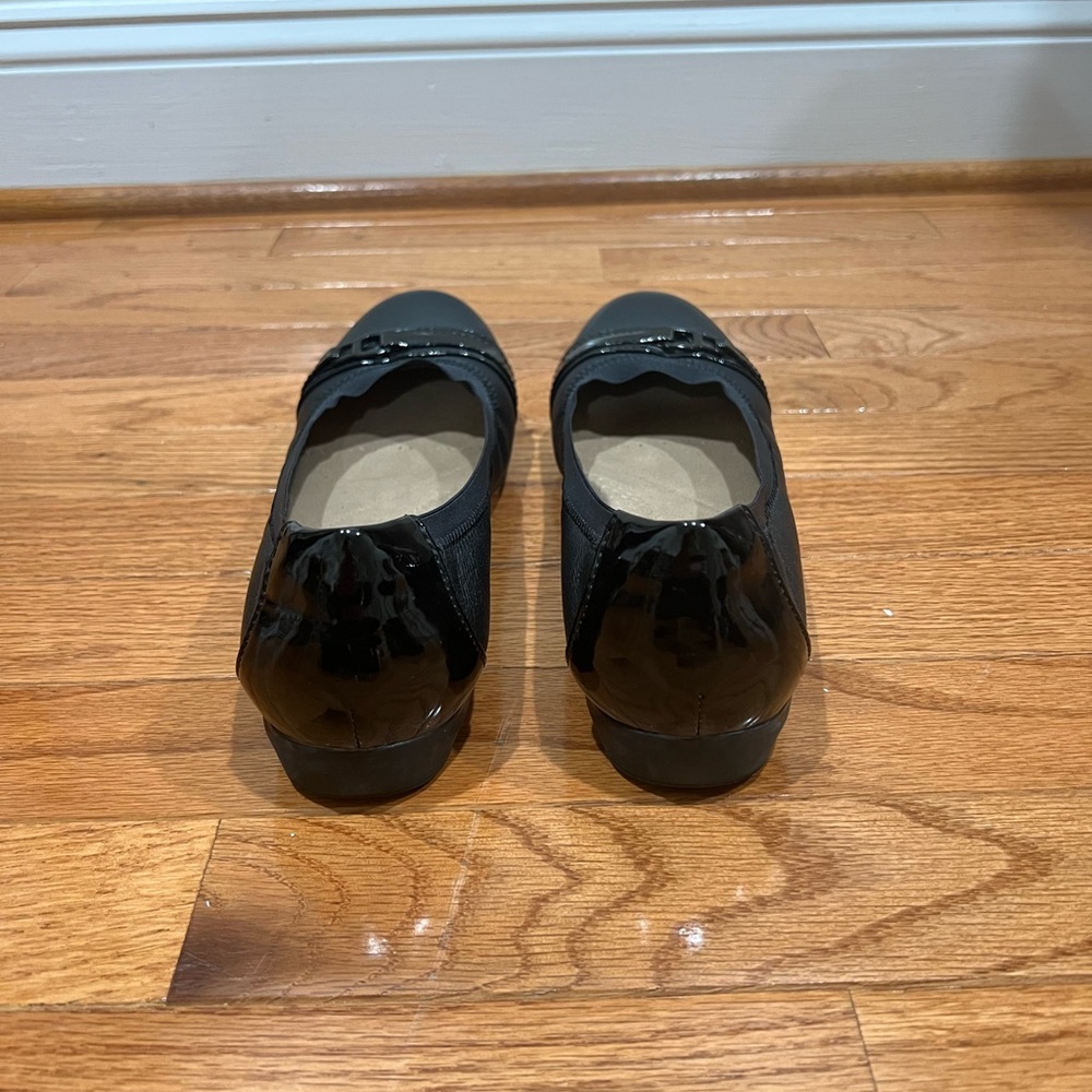 CLARKS Womens Black Kinzie Leather Closed Toe Flats- Size 8 - Picture 5 of 8